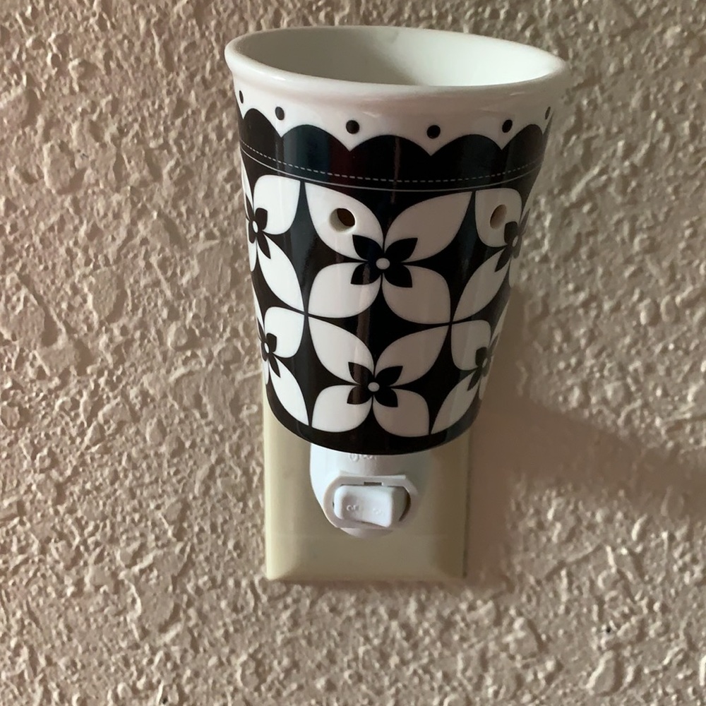 Scentsy Plug In - Picture 2 of 4